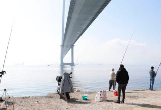 Osmangazi Köprüsü altında balıkçıların av keyfi