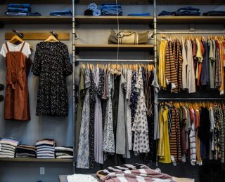 Kadın Modasında Vazgeçilmez: Deri Ceket Trendleri