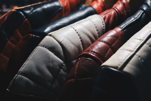 Kışın Vazgeçilmezi: Deri Ceketle Stil Sahibi Kadın