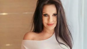 Aydan Şener’in Zamana Meydan Okuyan Güzelliği