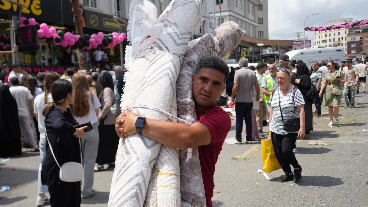 İstanbul’un Başakşehir ilçesinde gerçekleşen büyük mağaza açılışı, yoğun ilgi ve beklenmedik olaylarla gündeme geldi