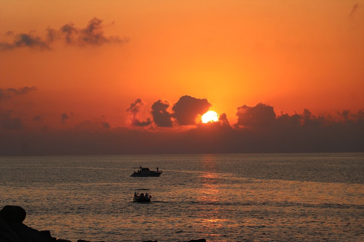 Kızıllık ve Balıkçı Teknelerinin Muhteşem Uyum