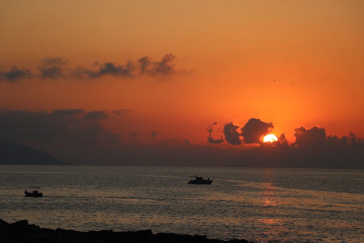 Kızıllık ve Balıkçı Teknelerinin Muhteşem Uyum