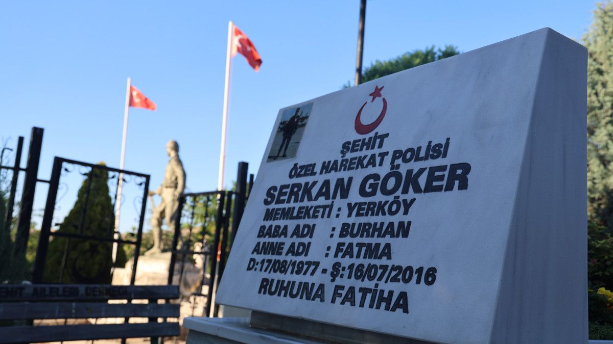 Türkiye’nin demokrasi tarihine kara bir leke olarak kazınan 15 Temmuz hain darbe girişiminin üzerinden dokuz yıl geçti. Ancak, bu süreç boyunca yaşanan acı olaylar ve şehit ailelerine yönelik anılar, hafızalarda silinmedi. Kırşehir’de de 15 Temmuz’un kahramanları ve onların fedakârlıkları unutulmadı ve her zaman saygıyla anılıyor.