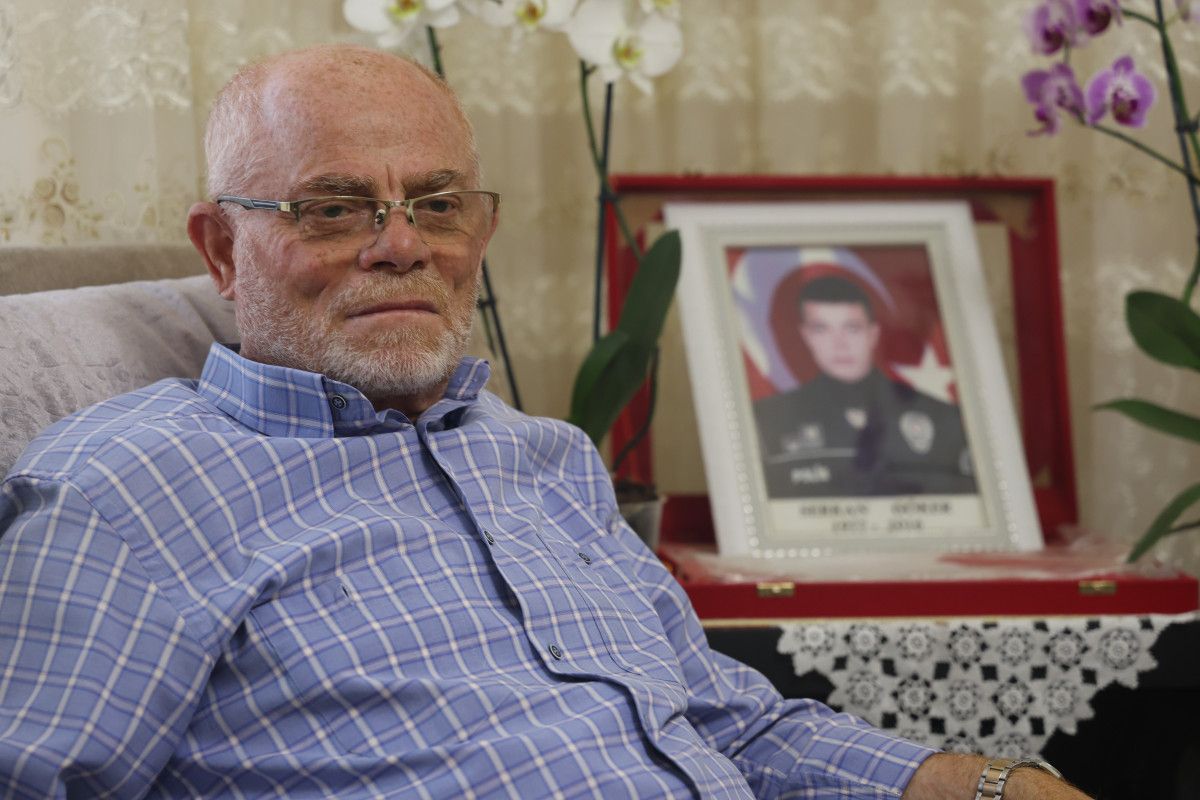 Türkiye’nin demokrasi tarihine kara bir leke olarak kazınan 15 Temmuz hain darbe girişiminin üzerinden dokuz yıl geçti. Ancak, bu süreç boyunca yaşanan acı olaylar ve şehit ailelerine yönelik anılar, hafızalarda silinmedi. Kırşehir’de de 15 Temmuz’un kahramanları ve onların fedakârlıkları unutulmadı ve her zaman saygıyla anılıyor.