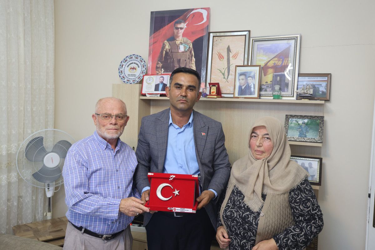 Türkiye’nin demokrasi tarihine kara bir leke olarak kazınan 15 Temmuz hain darbe girişiminin üzerinden dokuz yıl geçti. Ancak, bu süreç boyunca yaşanan acı olaylar ve şehit ailelerine yönelik anılar, hafızalarda silinmedi. Kırşehir’de de 15 Temmuz’un kahramanları ve onların fedakârlıkları unutulmadı ve her zaman saygıyla anılıyor.