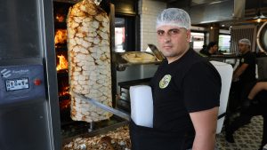Adana’da Aşırı Sıcaklarla Mücadele: Dönercilik ve Fırınlarda Çalışanlar Çözüm Arıyor
