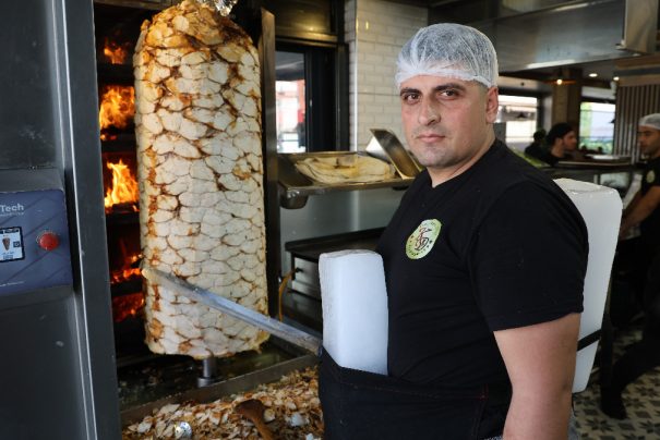 Adana’da Aşırı Sıcaklarla Mücadele: Dönercilik ve Fırınlarda Çalışanlar Çözüm Arıyor