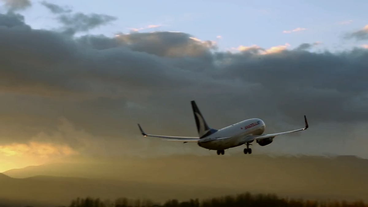 Ankara- Bingöl Seferini Yapan Uçakta Yıldırım Isabeti