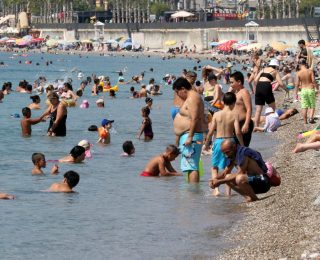 Antalya Yanıyor: Termometreler 48 Dereceyi Gösterdi – Sıcaklık Rekoru Kırıldı