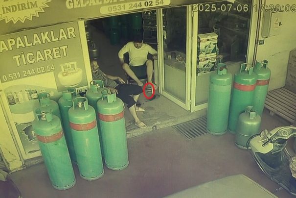 Antalya’da Şaşırtıcı Yılan Olayı: Dükkan Sahibini Şoke Eden Anlar