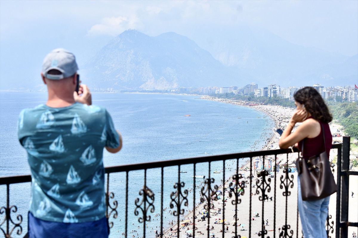 Turistlerin Tatil Keyfi ve Su Sporları