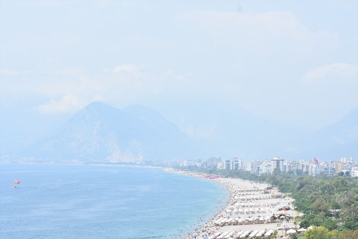 Antalya'da Sıcak Hava ve Yaz Tatili Keyfi
