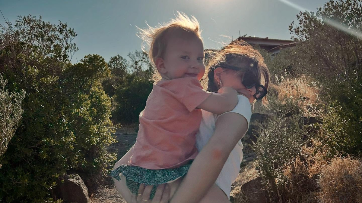 Bir döneme damga vuran Kavak Yelleri dizisiyle tanınan ve oyunculuk kariyerinde önemli izler bırakan Aslı Enver, özel hayatında da mutlu bir dönemi yaşıyor. 2022 yılında sevdiği insan Berkin Gökbudak ile nikah masasına oturan güzel oyuncu, bu evlilikten iki yaşında olan minik kızları Elay'ı dünyaya getirdi.