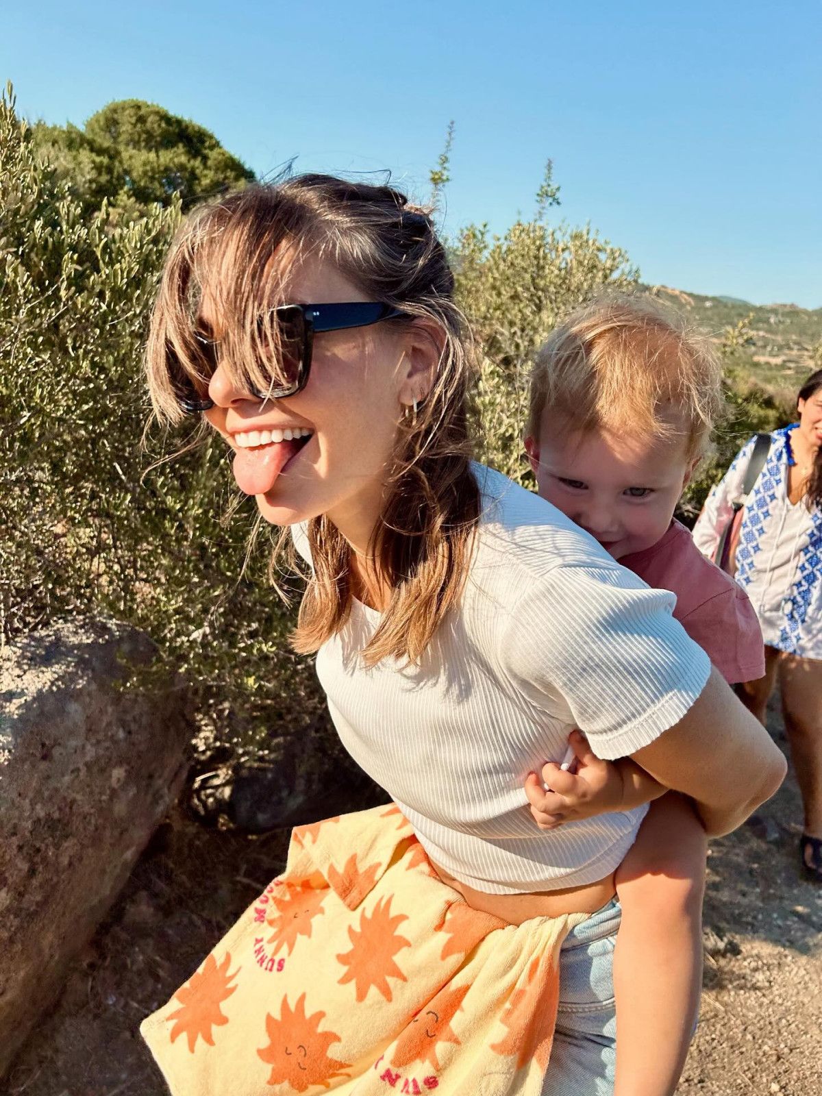 Bir döneme damga vuran Kavak Yelleri dizisiyle tanınan ve oyunculuk kariyerinde önemli izler bırakan Aslı Enver, özel hayatında da mutlu bir dönemi yaşıyor. 2022 yılında sevdiği insan Berkin Gökbudak ile nikah masasına oturan güzel oyuncu, bu evlilikten iki yaşında olan minik kızları Elay'ı dünyaya getirdi.