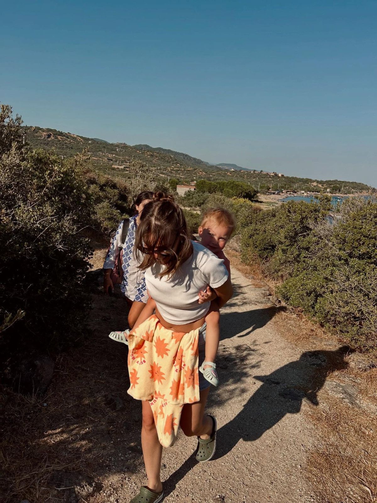 Aslı Enver'den Çocukluk Anısını Yansıtan Yeni Paylaşım! Kızını Sırtında Gezdiriyor