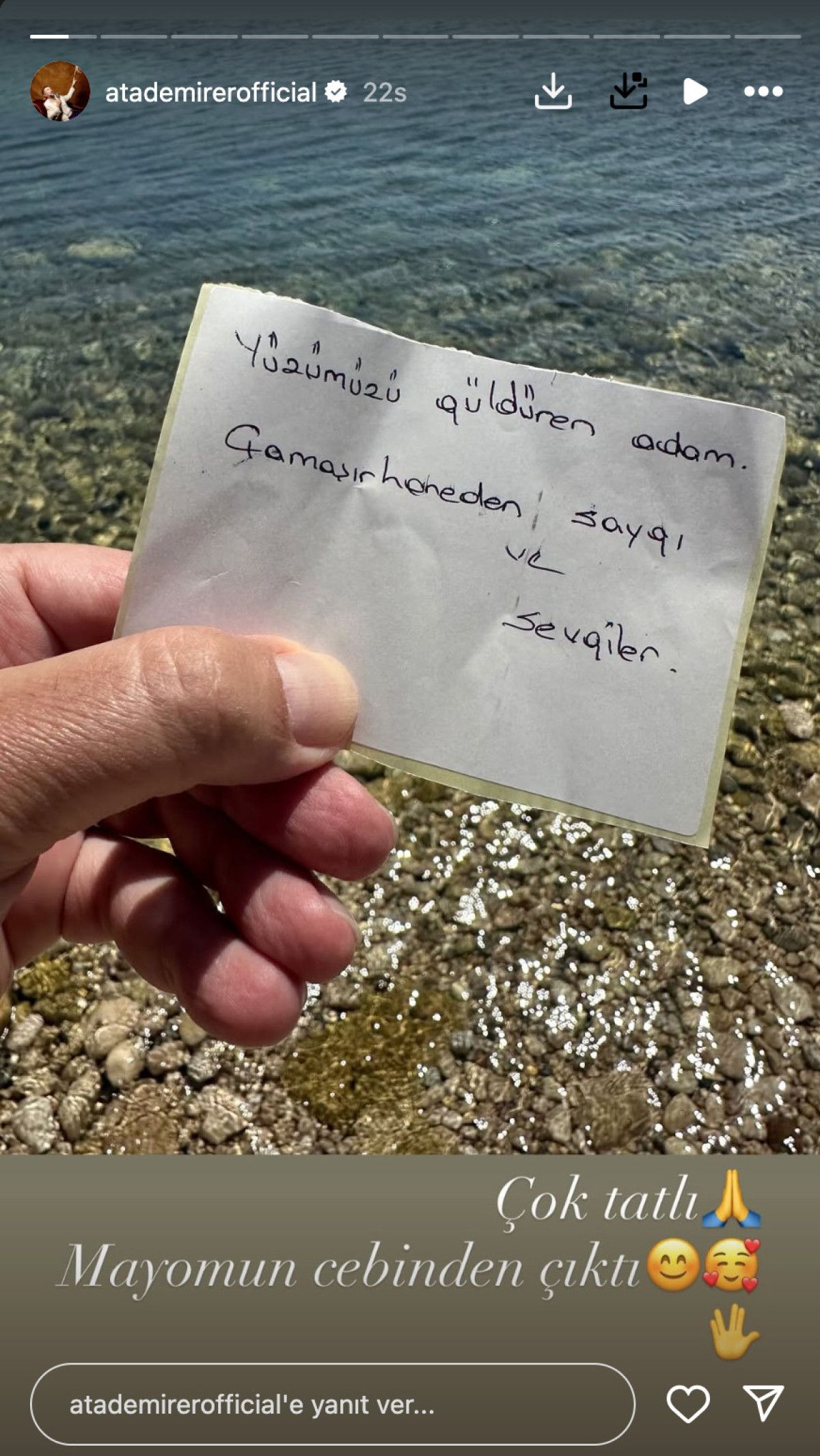 Özel hayatını genellikle gözlerden uzak yaşayan ünlü komedyen Ata Demirer, geçtiğimiz günlerde Cihangir’de sevgilisi Dilara Alemdar ile ilk kez objektiflere yakalanmıştı. Bu özel anlar magazin gündeminde geniş yankı uyandırmıştı.