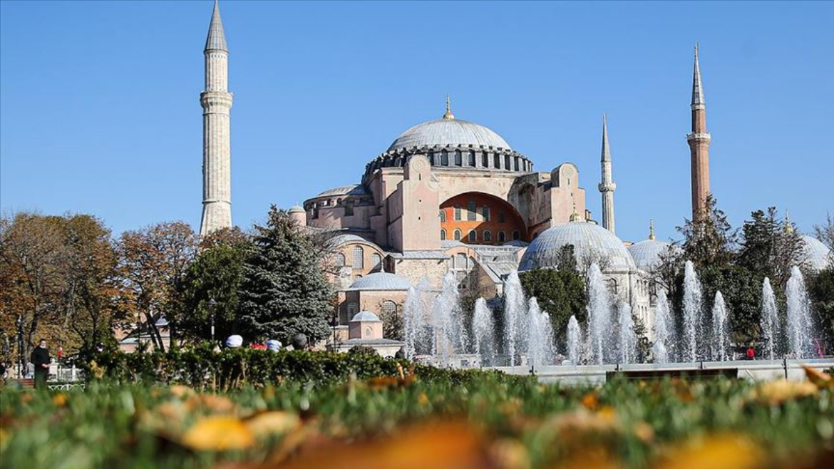 Ayasofya… İstanbul’un kalbinde, bin yılı aşkın süredir şahitlik eden eşsiz bir anıt. Fatih Sultan Mehmet’in İstanbul’u fethederek secdeye kapandığı ve minarelerinden ezanların yükseldiği bu kutsal mekan, tarih boyunca milletimizin inancını ve kültürel mirasını temsil eden en önemli sembollerden biri olmuştur. 86 yıl boyunca sessizliğe bürünen Ayasofya, 24 Temmuz 2020 tarihinde yeniden asli kimliğine kavuşarak, yeniden ibadete açılmıştır.
