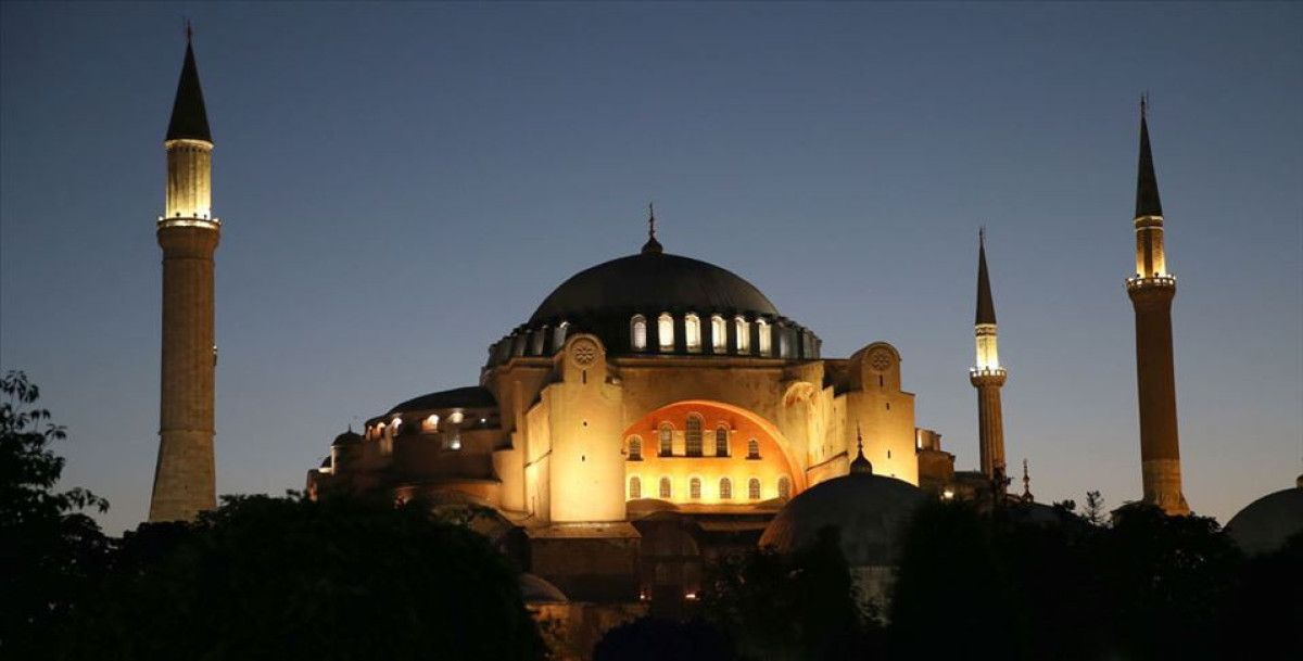 Ayasofya… İstanbul’un kalbinde, bin yılı aşkın süredir şahitlik eden eşsiz bir anıt. Fatih Sultan Mehmet’in İstanbul’u fethederek secdeye kapandığı ve minarelerinden ezanların yükseldiği bu kutsal mekan, tarih boyunca milletimizin inancını ve kültürel mirasını temsil eden en önemli sembollerden biri olmuştur. 86 yıl boyunca sessizliğe bürünen Ayasofya, 24 Temmuz 2020 tarihinde yeniden asli kimliğine kavuşarak, yeniden ibadete açılmıştır.