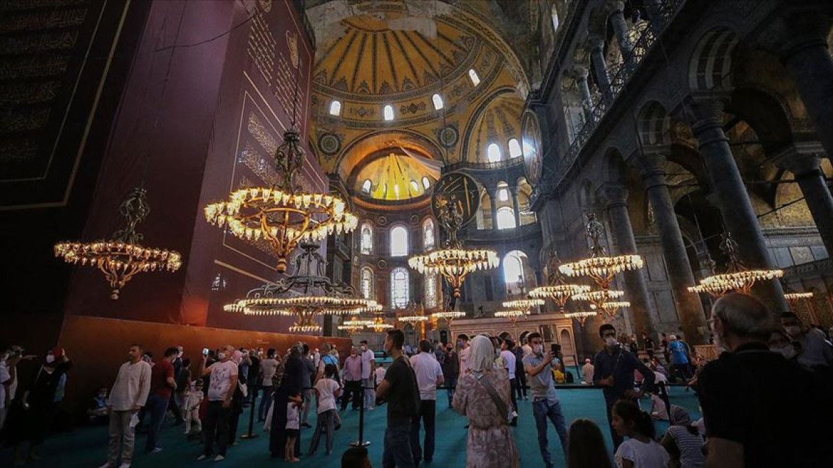 Ayasofya… İstanbul’un kalbinde, bin yılı aşkın süredir şahitlik eden eşsiz bir anıt. Fatih Sultan Mehmet’in İstanbul’u fethederek secdeye kapandığı ve minarelerinden ezanların yükseldiği bu kutsal mekan, tarih boyunca milletimizin inancını ve kültürel mirasını temsil eden en önemli sembollerden biri olmuştur. 86 yıl boyunca sessizliğe bürünen Ayasofya, 24 Temmuz 2020 tarihinde yeniden asli kimliğine kavuşarak, yeniden ibadete açılmıştır.