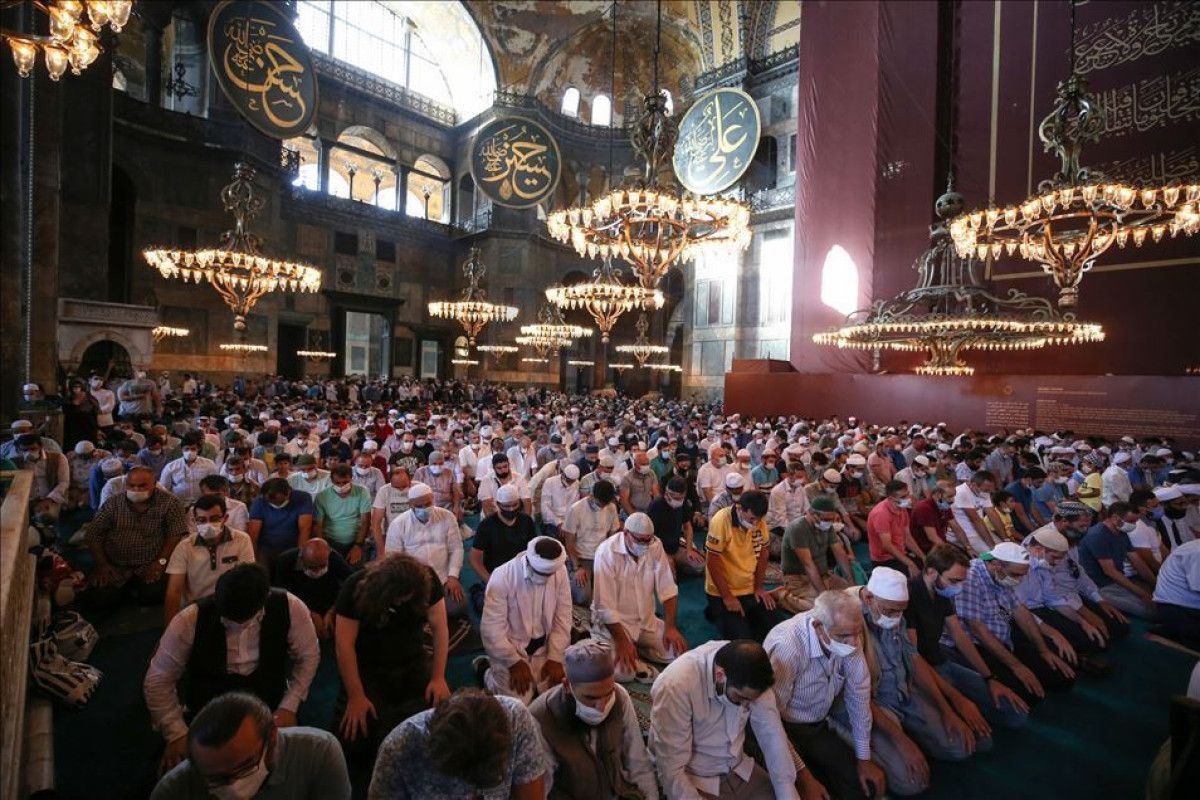 Ayasofya… İstanbul’un kalbinde, bin yılı aşkın süredir şahitlik eden eşsiz bir anıt. Fatih Sultan Mehmet’in İstanbul’u fethederek secdeye kapandığı ve minarelerinden ezanların yükseldiği bu kutsal mekan, tarih boyunca milletimizin inancını ve kültürel mirasını temsil eden en önemli sembollerden biri olmuştur. 86 yıl boyunca sessizliğe bürünen Ayasofya, 24 Temmuz 2020 tarihinde yeniden asli kimliğine kavuşarak, yeniden ibadete açılmıştır.