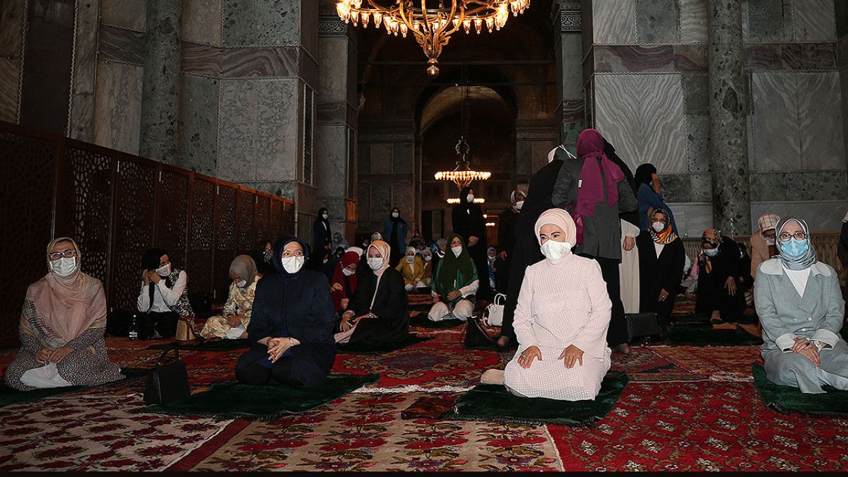 Ayasofya… İstanbul’un kalbinde, bin yılı aşkın süredir şahitlik eden eşsiz bir anıt. Fatih Sultan Mehmet’in İstanbul’u fethederek secdeye kapandığı ve minarelerinden ezanların yükseldiği bu kutsal mekan, tarih boyunca milletimizin inancını ve kültürel mirasını temsil eden en önemli sembollerden biri olmuştur. 86 yıl boyunca sessizliğe bürünen Ayasofya, 24 Temmuz 2020 tarihinde yeniden asli kimliğine kavuşarak, yeniden ibadete açılmıştır.
