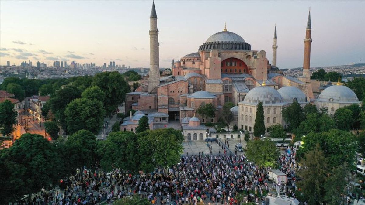 Ayasofya… İstanbul’un kalbinde, bin yılı aşkın süredir şahitlik eden eşsiz bir anıt. Fatih Sultan Mehmet’in İstanbul’u fethederek secdeye kapandığı ve minarelerinden ezanların yükseldiği bu kutsal mekan, tarih boyunca milletimizin inancını ve kültürel mirasını temsil eden en önemli sembollerden biri olmuştur. 86 yıl boyunca sessizliğe bürünen Ayasofya, 24 Temmuz 2020 tarihinde yeniden asli kimliğine kavuşarak, yeniden ibadete açılmıştır.