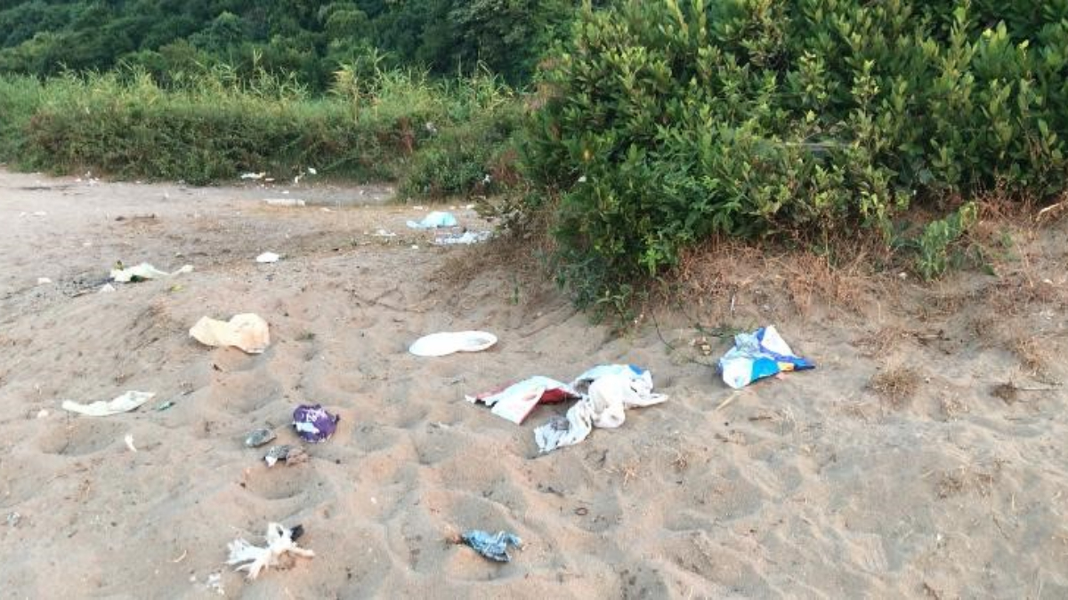 SAHİLDEKİ ÇÖP MANZARASI, ENDİŞE YARATIYOR