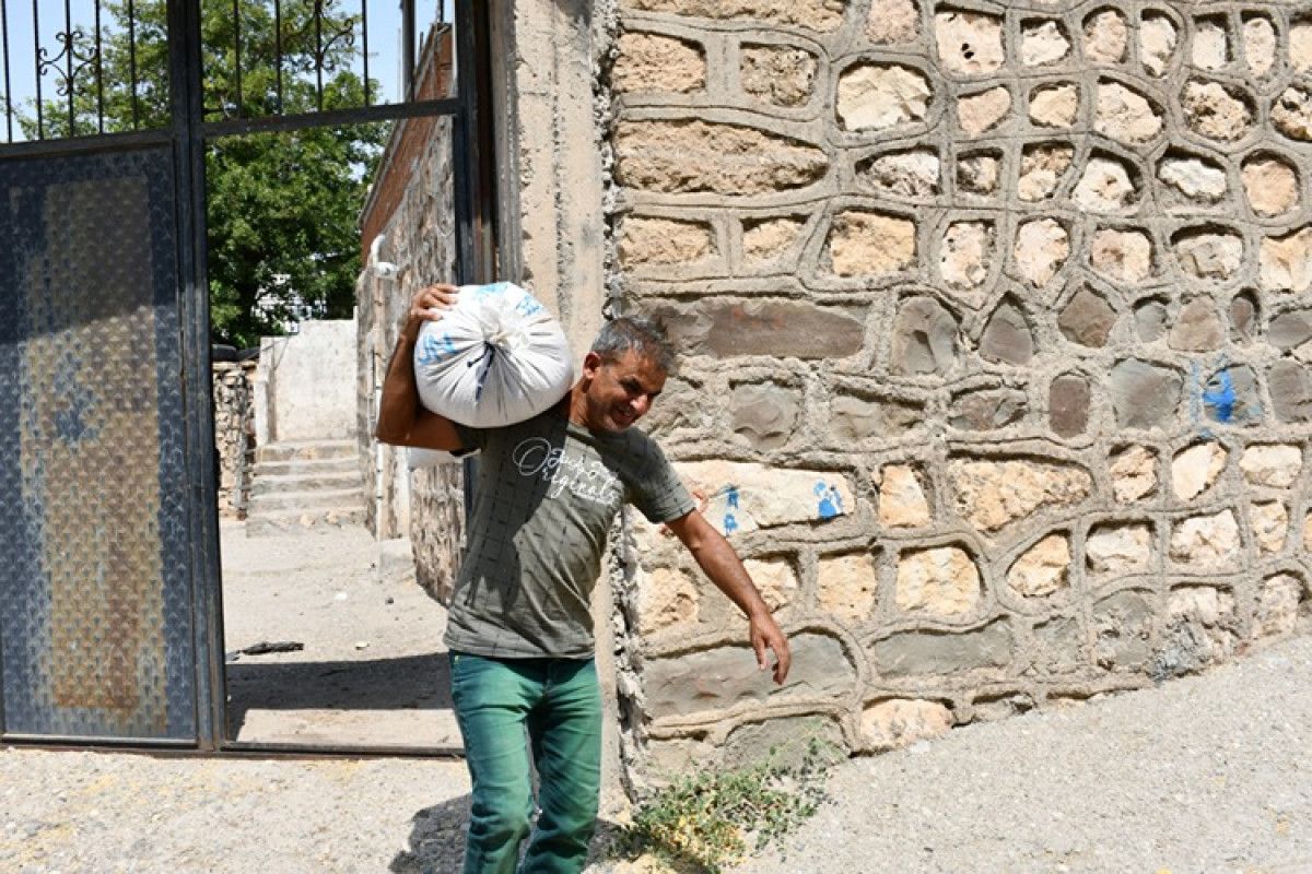 Batmanlı Seyyar Bakkal Köy Yollarında Takasla Ticaret Yapıyor