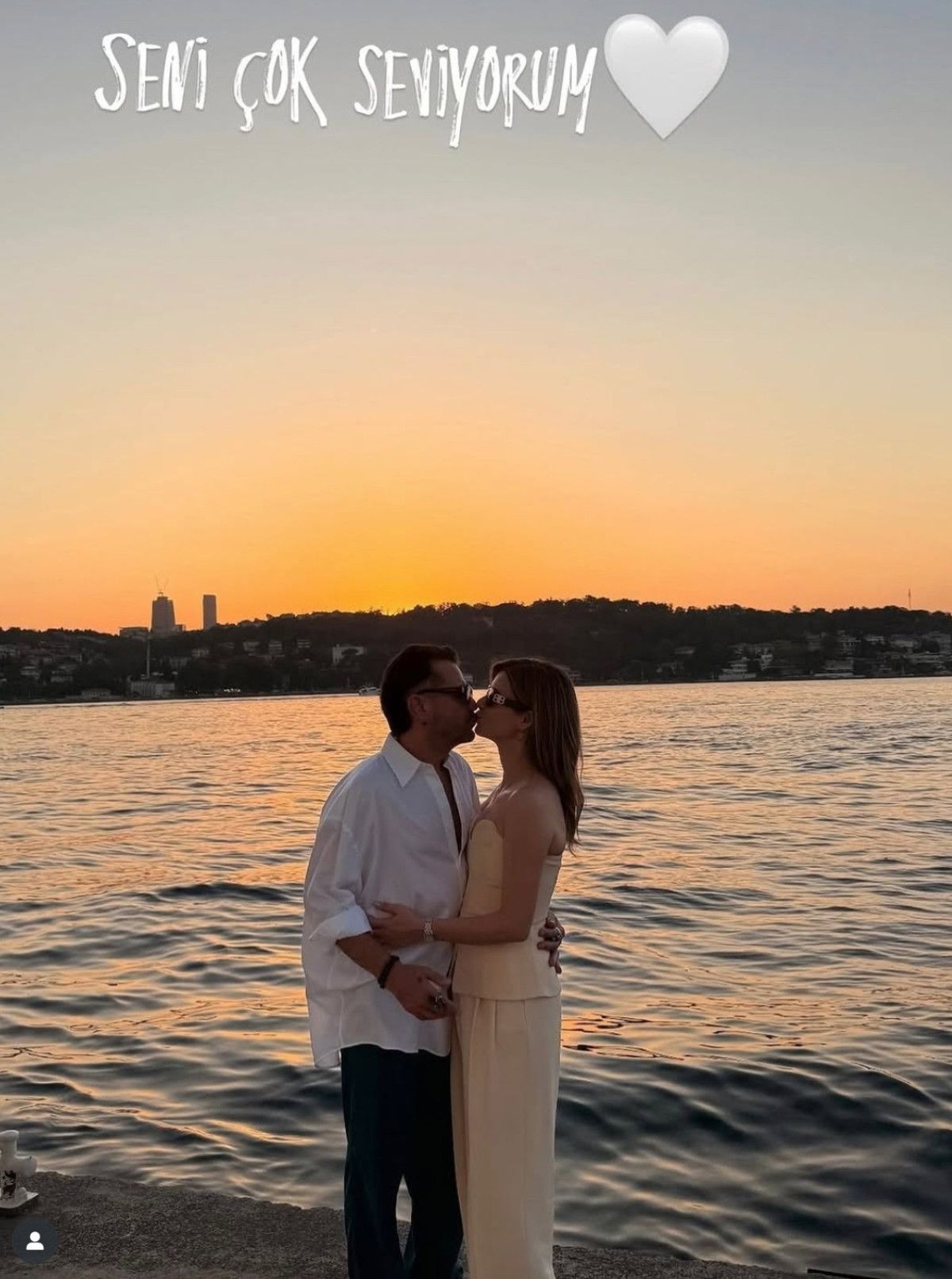 Beren Saat ve Kenan Doğulu'nun 11. Yıl Dönümü Kutlaması: Romantik Anlar