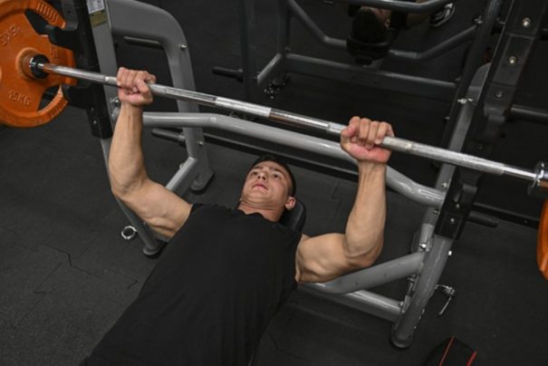 Beton Dambıllardan Halter Şampiyonluğuna: Muhammed Sosanın İlham Veren Başarı Hikayesi