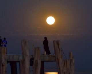 Bitlis’te Dolunayın Muhteşem Yansıması Van Gölü’nde Büyüleyici Bir Manzara Oluşturdu