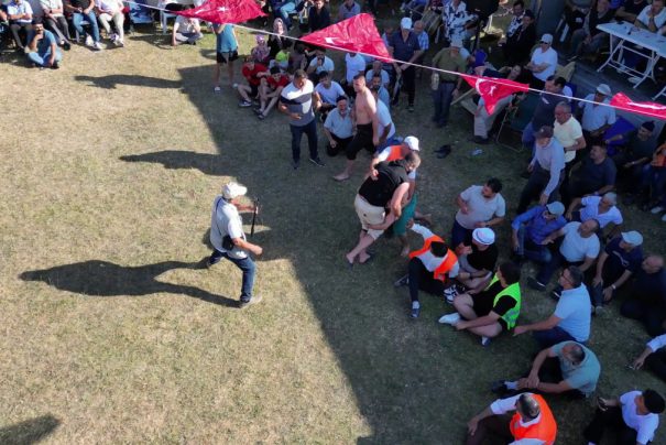 Boluda Müsabakada Rakibini Karıştırıp Seyirciyle Güreşti