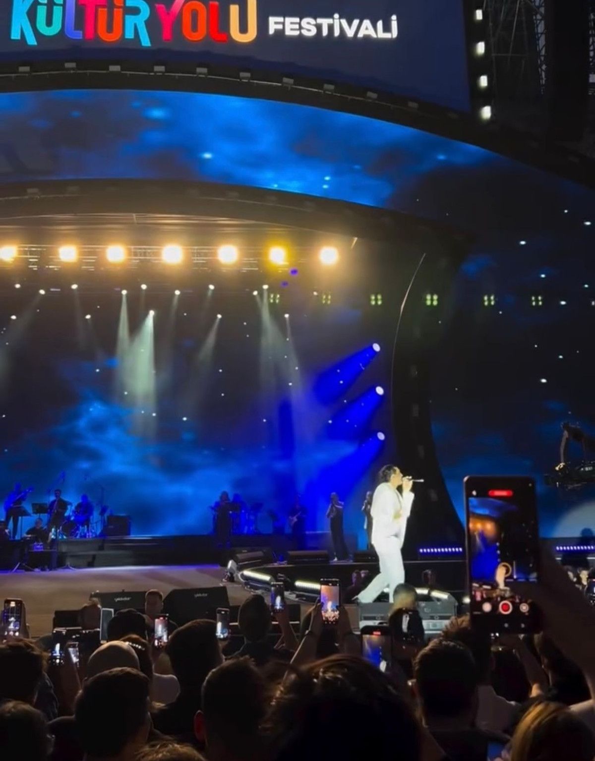 Sahneye Düşüş ve Endişe Dolu Anlar