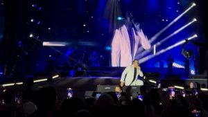 Bursa’da Sanatçı Bayhan’ın Sahne Kazası ve Konser Devamı