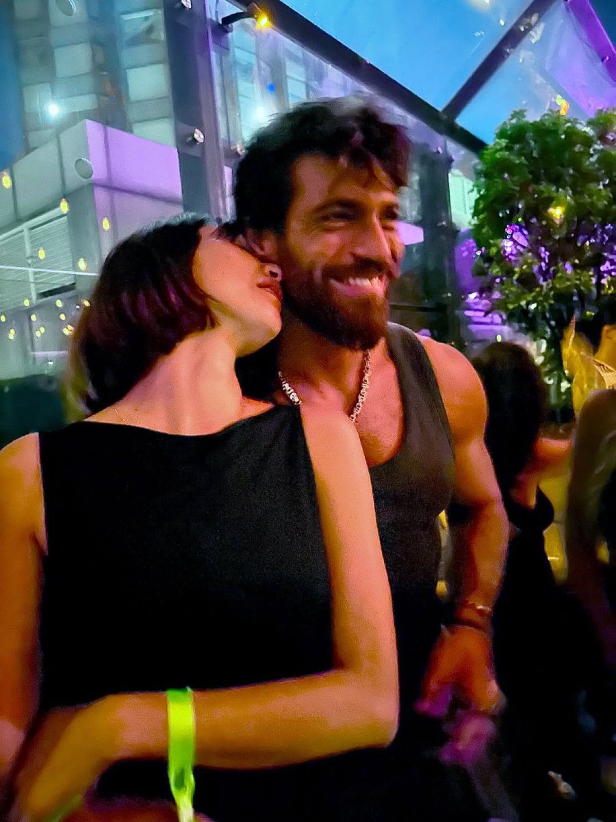 Kırmızı Halıda Sevgi Dolu Anlar