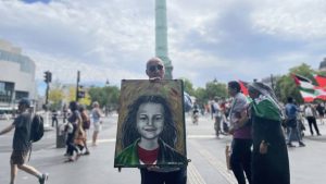 Cezayirli Sanatçı Abina’nın Gazze İçin Fransa’da Fırçalı Direnişi