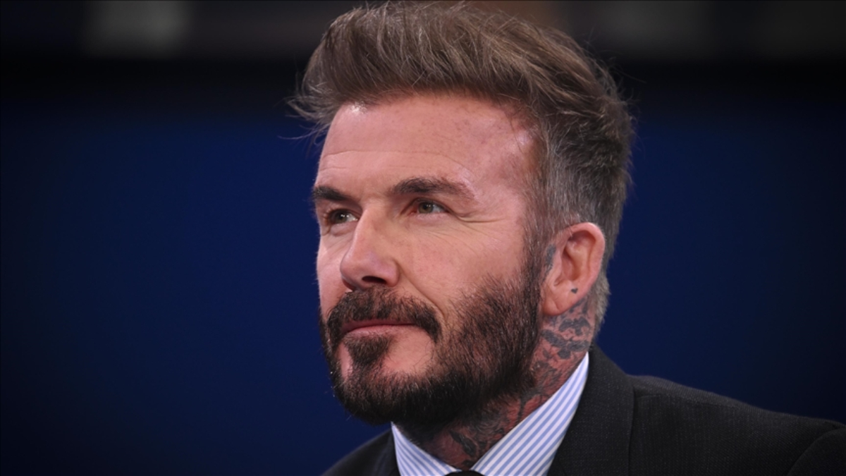 Futbol ve moda ikonluğuyla tanınan David Beckham, beklenmedik bir saç kazasıyla gündeme geldi. Ünlü yıldız, stil ve imaj konusunda her zaman dikkat çeken bir isim olmasına rağmen, evde tıraş yaparken yaşadığı talihsizliği gözler önüne serdi.
