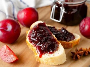 En Lezzetli Kırmızı Erik Reçeli Tarifi