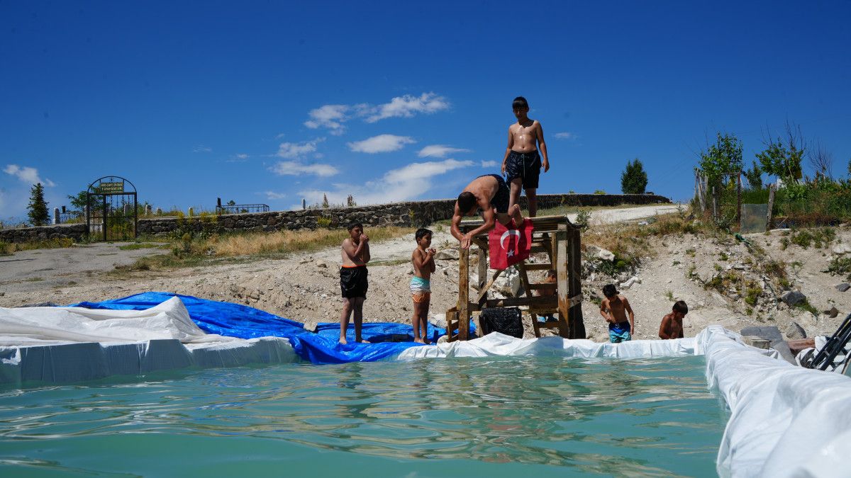Çocuklar Gün Boyu Serinliyor ve Eğleniyor