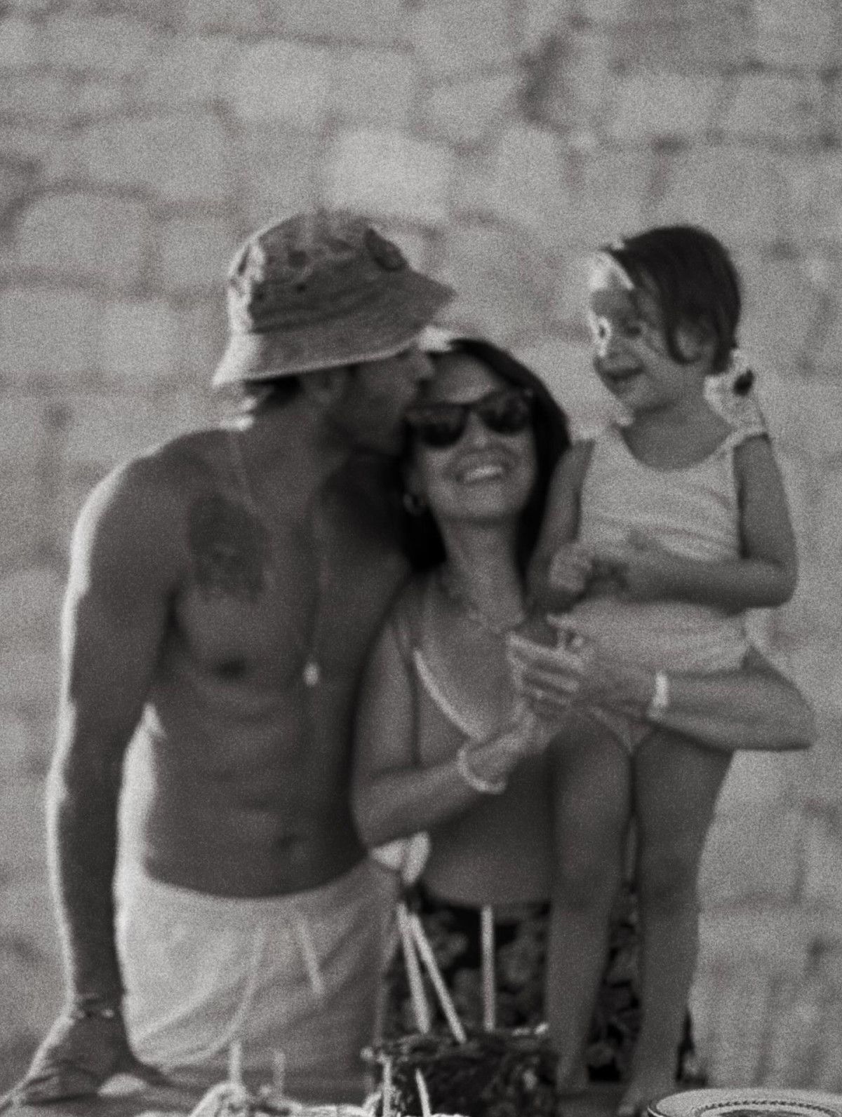 Gupse Özay ve Barış Arduç'un Yeni Aile Fotoğrafı Sosyal Medyada Çok Beğenildi