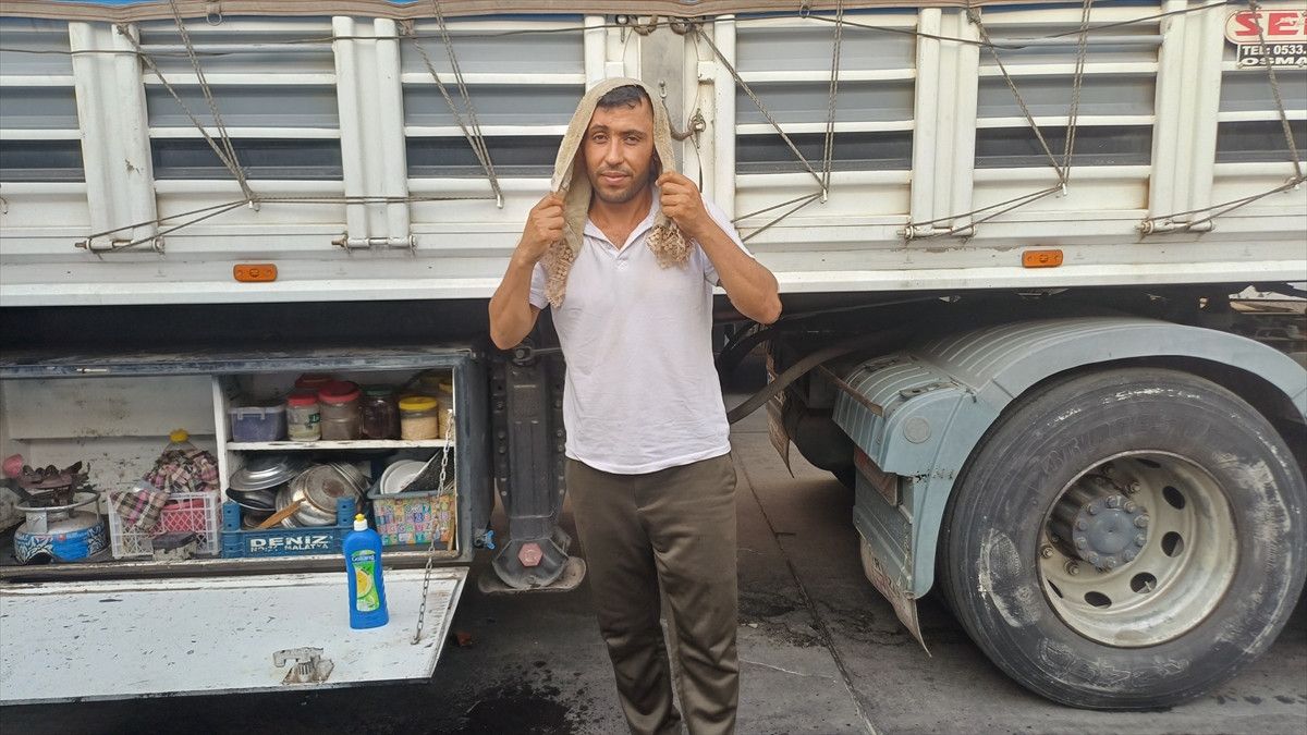 Habur Sınır Kapısında Tır Şoförleri Yüksek Sıcaklıkla Mücadele Ediyor