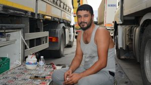 Habur Sınır Kapısında Tır Şoförleri Yüksek Sıcaklıkla Mücadele Ediyor