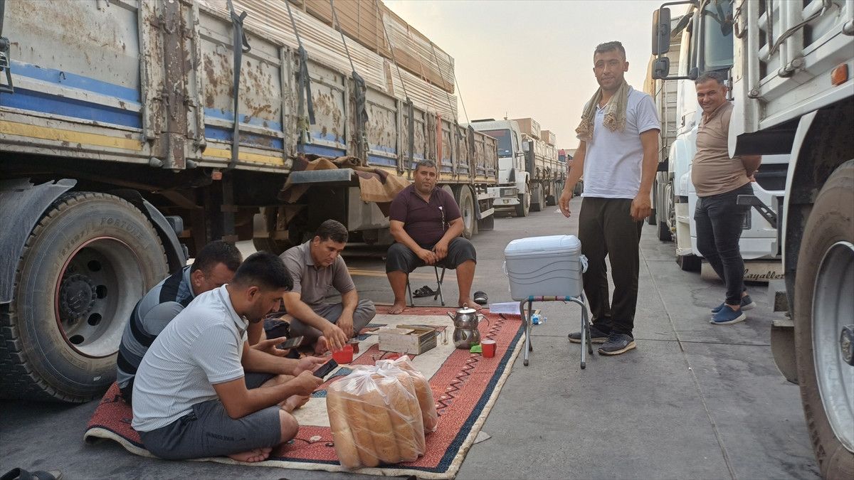 Habur Sınır Kapısında Tır Şoförleri Yüksek Sıcaklıkla Mücadele Ediyor