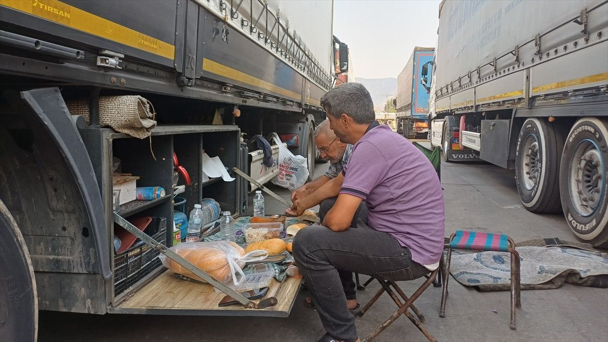 Habur Sınır Kapısında Tır Şoförleri Yüksek Sıcaklıkla Mücadele Ediyor