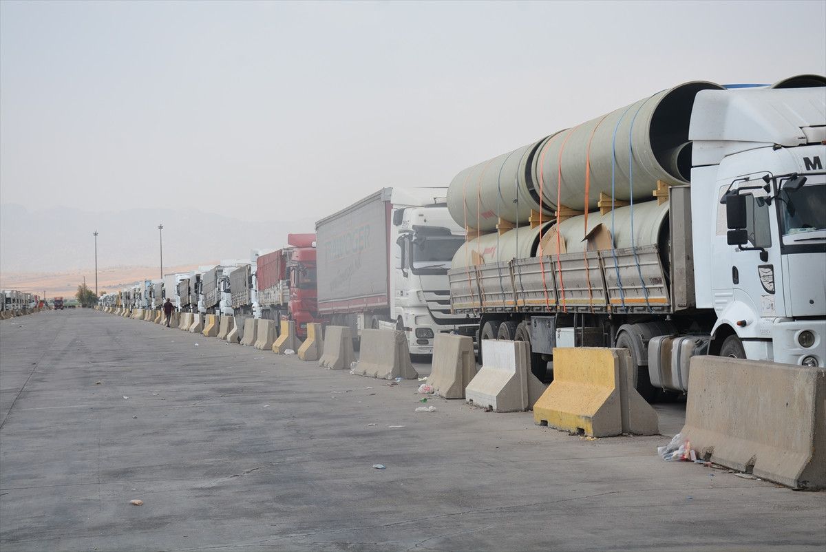 Habur Sınır Kapısında Tır Şoförleri Yüksek Sıcaklıkla Mücadele Ediyor