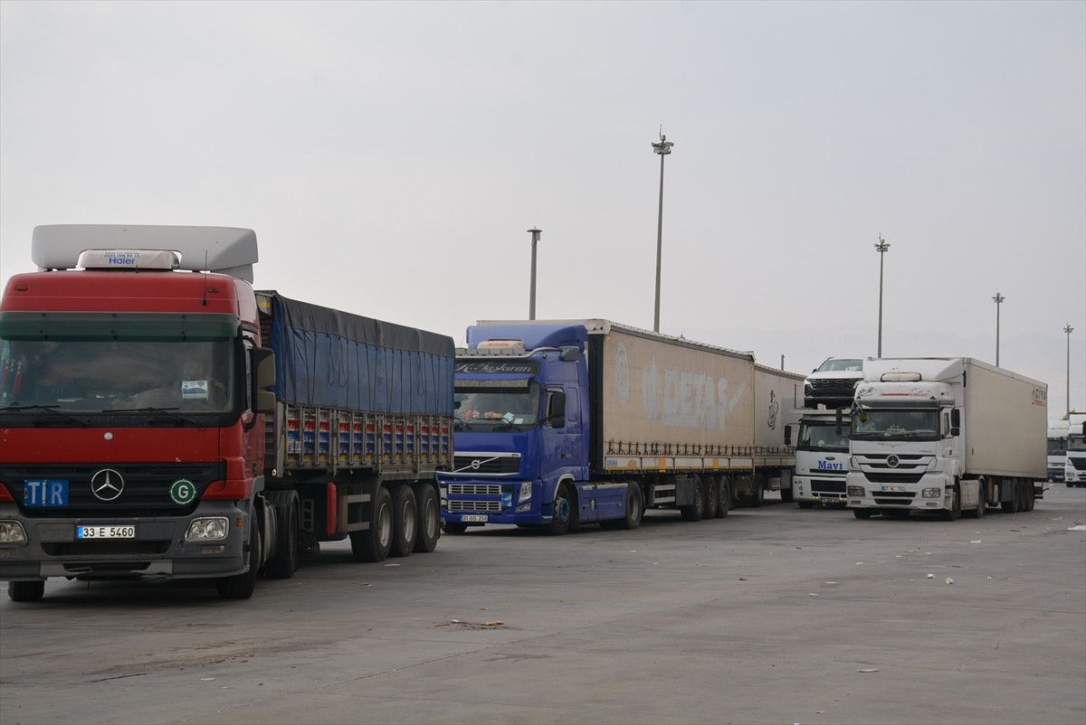 Habur Sınır Kapısında Tır Şoförleri Yüksek Sıcaklıkla Mücadele Ediyor