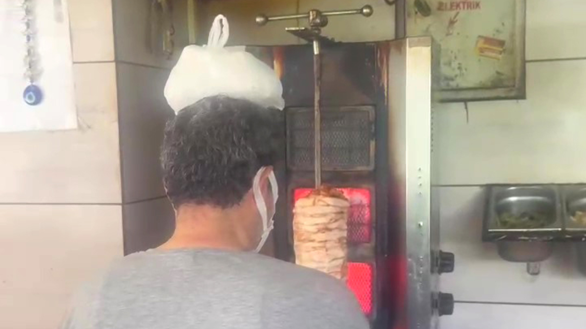 Hatayda Sıcaklar Bunaltınca Döner Ustası Kafasına Buz Torbası Koydu