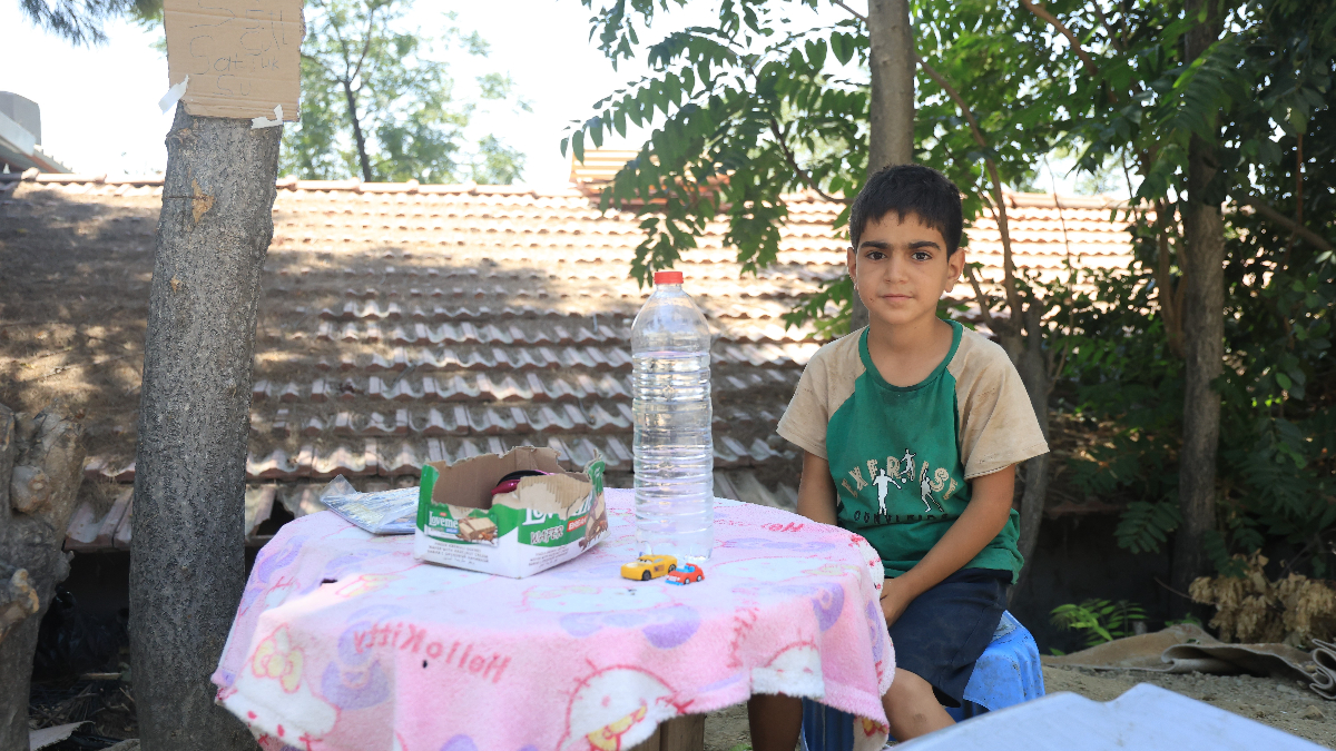 Hatay'da Yaşı Küçük Olduğu İçin Sanayiye Alınmayan Genç, Su Satarak Bisiklet Parası Biriktiriyor
