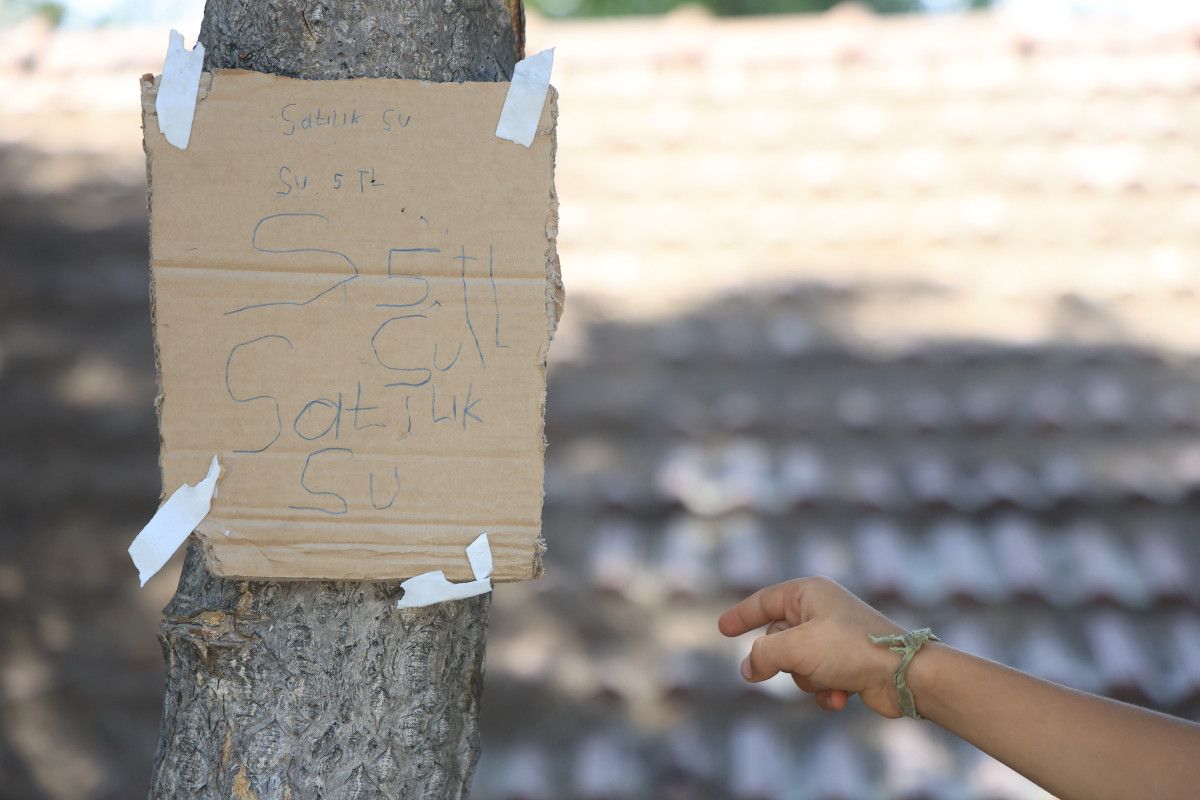Hatay'da Yaşı Küçük Olduğu İçin Sanayiye Alınmayan Genç, Su Satarak Bisiklet Parası Biriktiriyor